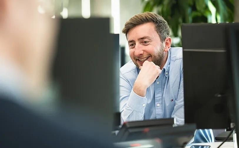 Mężczyzna patrzący na ekran komputera