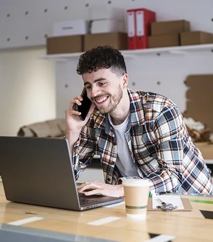 Mężczyzna rozmawiajacy przez telefon